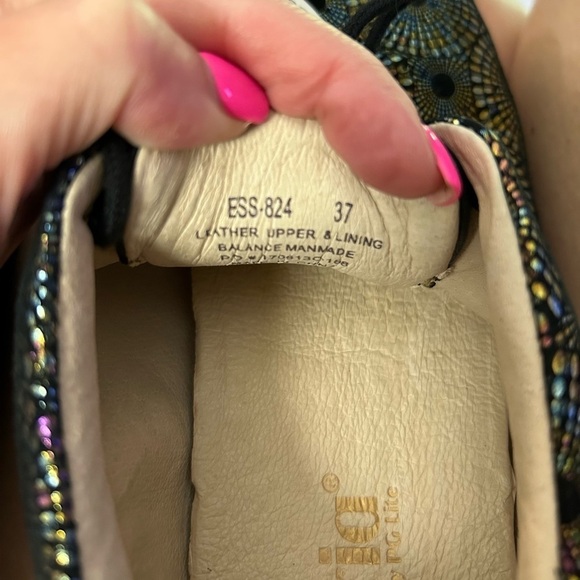 Alegria Metallic Shiny Printed Lace Up Leather Sneakers Black NWT Size 7 - Picture 5 of 13